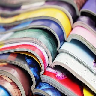 Pile de magazines colorés