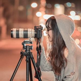 Femme prenant une photo avec un gros objectif